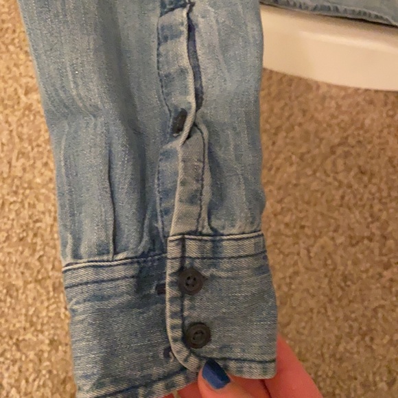 AEO Distressed Cotton Button Down - Picture 4 of 5